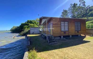 Imagem: A casa possui 2 Dormitórios, 1 Banheiro, 408m² de Área e