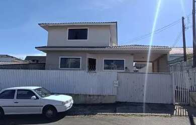 Imagem: A casa possui 5 Dormitórios, 3 Banheiros, 3 Vagas na garagem