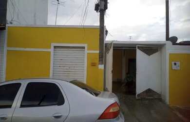 Imagem: A casa possui 3 Dormitórios, 2 Banheiros, 2 Vagas na garagem