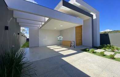 Imagem: A casa possui 3 Dormitórios, 2 Banheiros, 2 Vagas na garagem