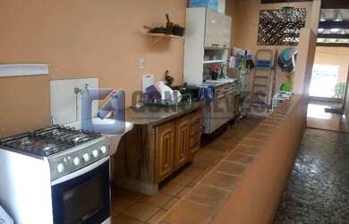 Imagem: A casa possui 4 Dormitórios, 1 Banheiro, 5 Vagas na garagem