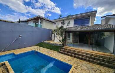 Imagem: A casa possui 4 Dormitórios, 4 Banheiros, 4 Vagas na garagem