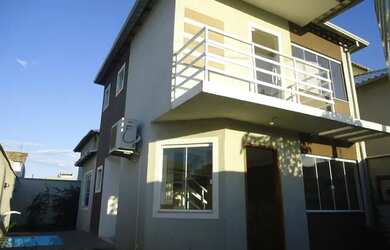 Imagem: A casa possui 3 Dormitórios, 3 Banheiros, 1 Vaga na garagem