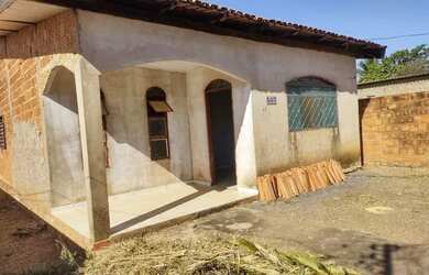 Imagem: A casa possui 3 Dormitórios, 1 Banheiro, 2 Vagas na garagem