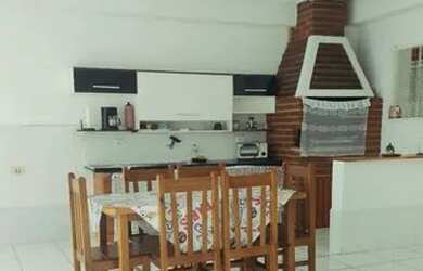 Imagem: A casa possui 4 Dormitórios, 4 Banheiros, 2 Vagas na garagem