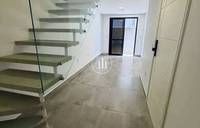 Imagem: A casa possui 2 Dormitórios, 3 Banheiros, 2 Vagas na garagem