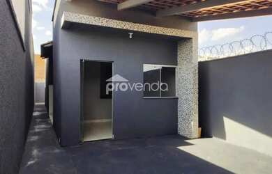 Imagem: A casa possui 2 Dormitórios, 2 Banheiros, 2 Vagas na garagem