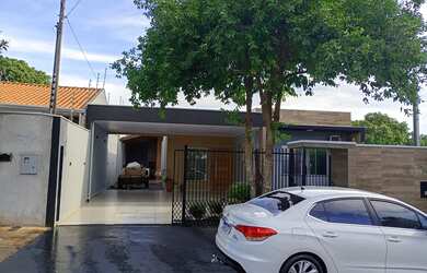 Imagem: A casa possui 3 Dormitórios, 2 Banheiros, 5 Vagas na garagem