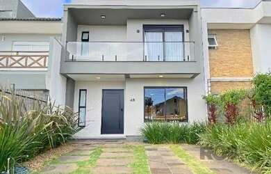 Imagem: A casa possui 3 Dormitórios, 3 Banheiros, 2 Vagas na garagem