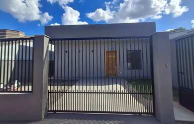 Imagem: A casa possui 3 Dormitórios, 2 Banheiros, 2 Vagas na garagem