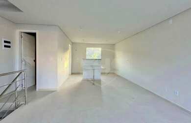 Imagem: A casa possui 2 Dormitórios, 2 Banheiros, 2 Vagas na garagem