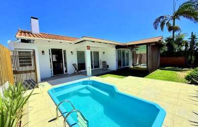 Imagem 4: Casa com piscina e 03 dormitórios sendo 02 suítes à venda na Praia...