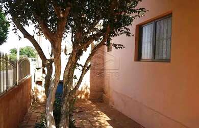 Imagem: A casa possui 2 Dormitórios, 1 Banheiro, 2 Vagas na garagem