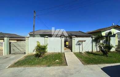 Imagem: A casa possui 3 Dormitórios, 2 Banheiros, 2 Vagas na garagem