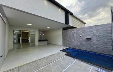 Imagem: A casa possui 3 Dormitórios, 4 Banheiros, 1 Vaga na garagem