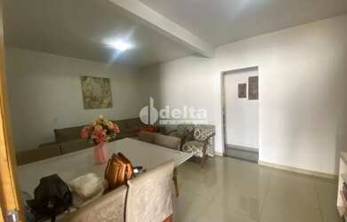 Imagem: A casa possui 2 Dormitórios, 3 Banheiros, 2 Vagas na garagem