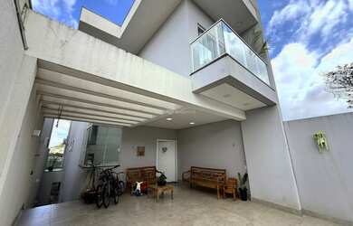 Imagem: A casa possui 3 Dormitórios, 4 Banheiros, 4 Vagas na garagem