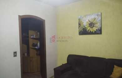 Imagem: A casa possui 4 Dormitórios, 2 Banheiros, 3 Vagas na garagem