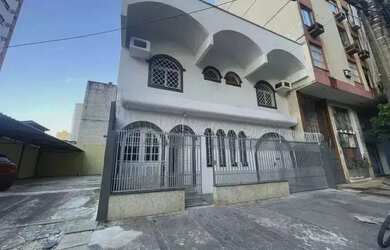 Imagem: A casa possui 4 Dormitórios, 4 Banheiros, 2 Vagas na garagem