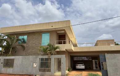 Imagem: A casa possui 5 Dormitórios, 5 Banheiros, 4 Vagas na garagem