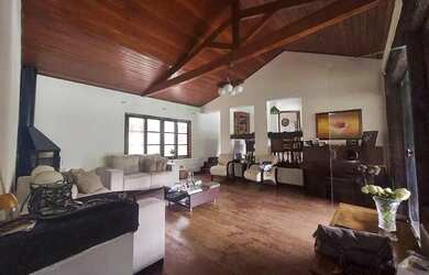 Imagem: A casa em condomínio possui 4 Dormitórios, 3 Banheiros, 4