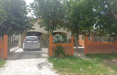 Imagem: A casa possui 4 Dormitórios, 1 Banheiro, 366m² de Área e