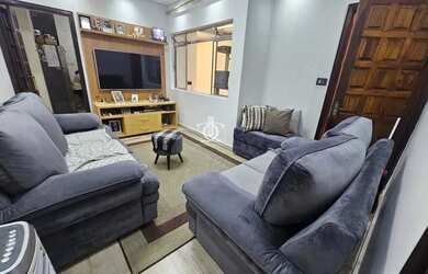 Imagem: A casa possui 3 Dormitórios, 1 Banheiro, 2 Vagas na garagem