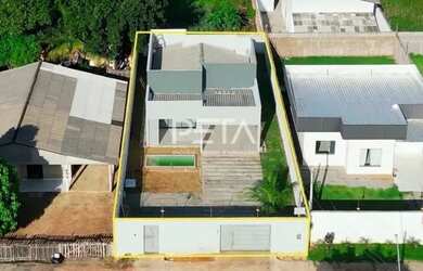 Imagem: A casa possui 2 Dormitórios, 3 Banheiros, 2 Vagas na garagem