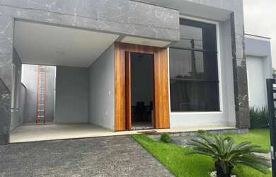 Imagem: A casa possui 3 Dormitórios, 2 Banheiros, 2 Vagas na garagem