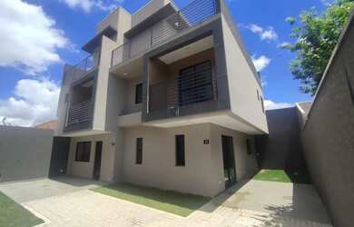 Imagem: A casa possui 3 Dormitórios, 3 Banheiros, 2 Vagas na garagem