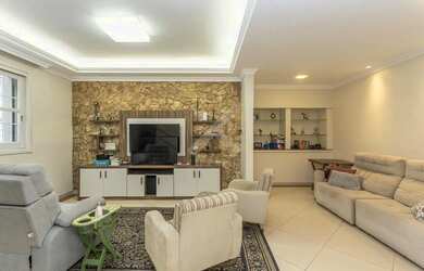 Imagem: A casa possui 3 Dormitórios, 4 Banheiros, 3 Vagas na garagem