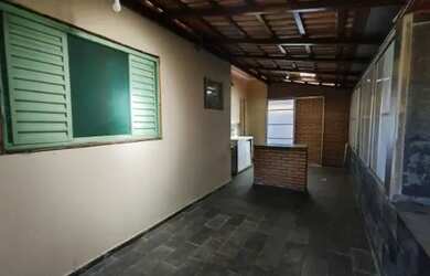 Imagem: A casa possui 4 Dormitórios, 2 Banheiros, 3 Vagas na garagem