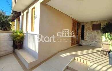 Imagem: A casa possui 3 Dormitórios, 2 Banheiros, 1 Vaga na garagem