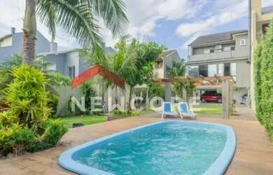 Imagem: A casa possui 3 Dormitórios, 3 Banheiros, 5 Vagas na garagem