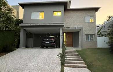 Imagem: A casa possui 3 Dormitórios, 5 Banheiros, 4 Vagas na garagem