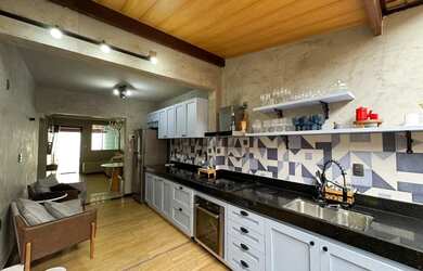 Imagem: A casa possui 2 Dormitórios, 1 Banheiro, 2 Vagas na garagem