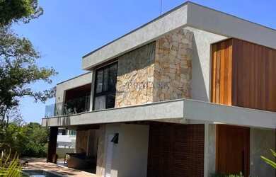 Imagem: A casa em condomínio possui 5 Dormitórios, 5 Banheiros, 4