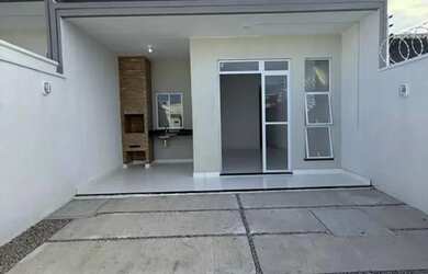 Imagem: A casa possui 3 Dormitórios, 2 Banheiros, 2 Vagas na garagem