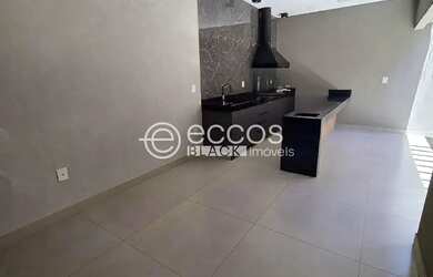 Imagem: A casa possui 3 Dormitórios, 2 Banheiros, 4 Vagas na garagem