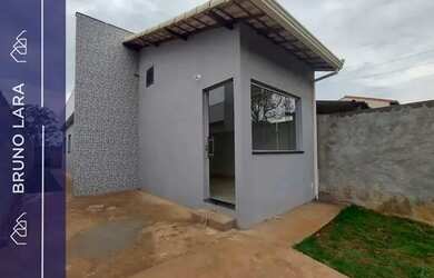 Imagem: A casa possui 3 Dormitórios, 1 Banheiro, 2 Vagas na garagem