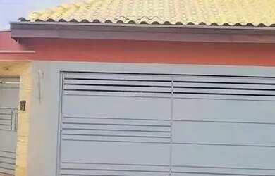 Imagem: A casa possui 3 Dormitórios, 2 Banheiros, 3 Vagas na garagem