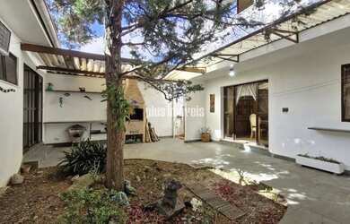 Imagem: A casa possui 4 Dormitórios, 5 Banheiros, 4 Vagas na garagem