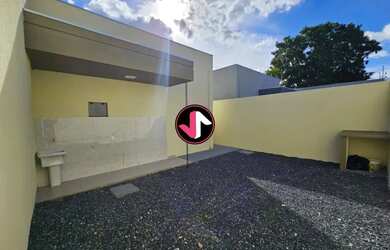 Imagem: A casa possui 3 Dormitórios, 2 Banheiros, 2 Vagas na garagem