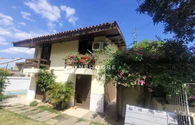 Imagem: A casa possui 3 Dormitórios, 3 Banheiros, 2 Vagas na garagem