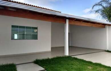 Imagem: A casa possui 3 Dormitórios, 2 Banheiros, 4 Vagas na garagem