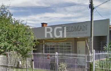 Imagem: A casa possui 4 Dormitórios, 2 Banheiros, 1 Vaga na garagem