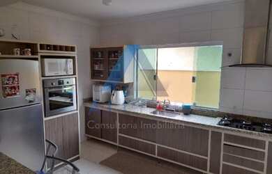 Imagem: A casa possui 3 Dormitórios, 2 Banheiros, 2 Vagas na garagem