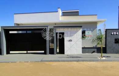 Imagem: A casa possui 3 Dormitórios, 2 Banheiros, 2 Vagas na garagem