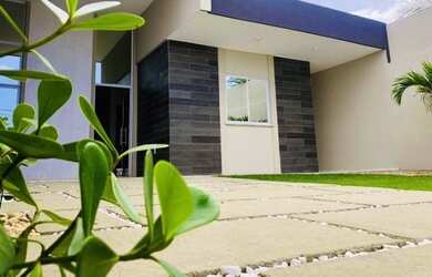 Imagem: A casa possui 2 Dormitórios, 2 Banheiros, 2 Vagas na garagem