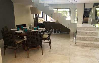 Imagem: A casa em condomínio possui 5 Dormitórios, 5 Banheiros, 450m²